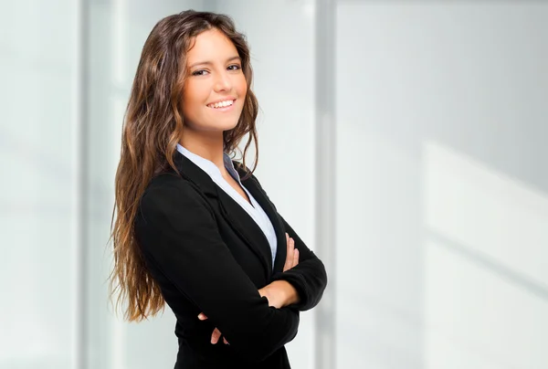 mujer con brazos cruzados sonriendo